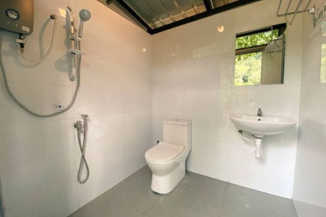 Fürdőszoba | Zuhanyzó, törölközők és sampon