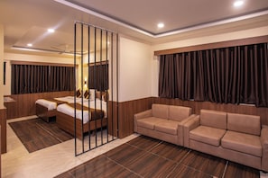 Family Room | Desk - Stayz Inn De-luxe near US Consulate (Chennai)