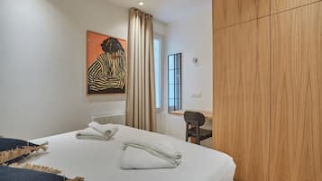 Apartment | Laptop workspace, iron/ironing board, bed sheets