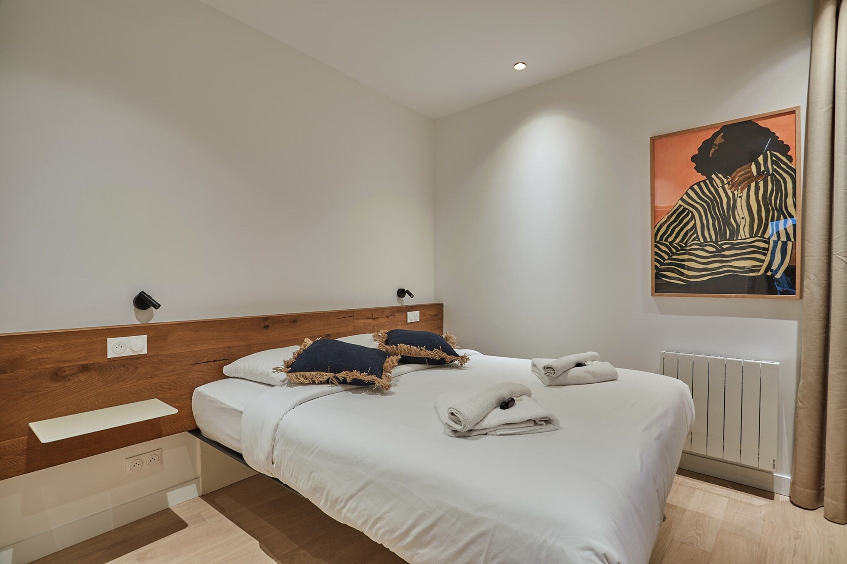 Appartement | Een laptopwerkplek, een strijkplank/strijkijzer, beddengoed