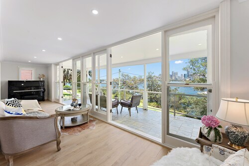 Harbourfront Haven –4BR Retreat with Stunning Views of Sydney’s Iconic Landmarks
