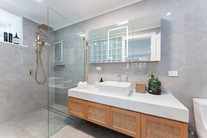 Dusch, hårtork, bidé och handdukar