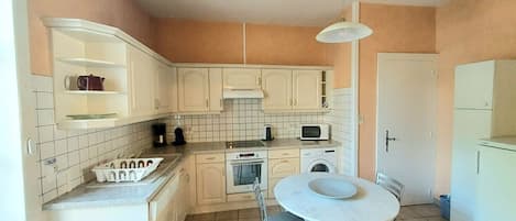 Frigorífico, microondas, horno y placa de cocina