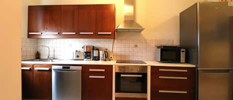 Apartamento clássico, varanda | Cozinha privada | Geladeira grande, micro-ondas, fogão, cooktop