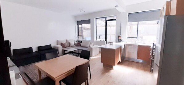 Appartement Confort, 1 très grand lit, patio | Coin séjour