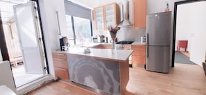 Appartement Confort, 1 très grand lit, patio | Coin séjour