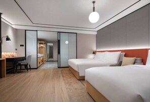 A modern hotel room with two beds, a desk, and a chair. - Hilton Garden Inn Chengde Mountain Resort (Chengde)