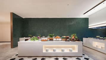 Een moderne keuken met een centraal eiland, voorzien van diverse etenswaren en keukengerei.