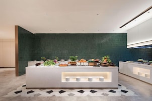 Una cocina moderna con una isla central, equipada con diversos alimentos y utensilios.