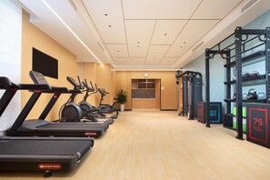 A gym with treadmills, ellipticals, and weightlifting equipment. - Hilton Garden Inn Chengde Mountain Resort (Chengde)