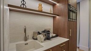 Una cucina moderna con lavello integrato, elettrodomestici in acciaio inossidabile e mobili in legno.