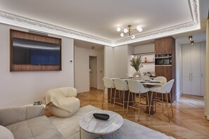 Apartment | Living area - Elegant Flat Matignon Avenue Faubourg St Honore (Paris)