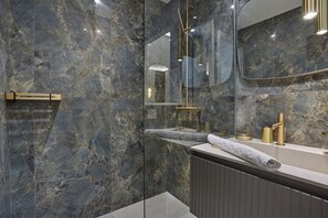 Leilighet | Bad | Hårføner, såpe og sjampo