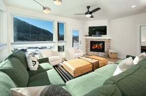 Una Smart TV, una chimenea