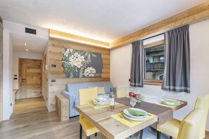 Apartamento familiar, varias habitaciones, 2 baños (Livia) | Sala de estar | Smart TV de 32 pulgadas con canales por satélite