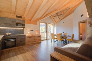 Familieleilighet, flere soverom, 2 bad (Blu Genziana Ski In 10 m) | Oppholdsområde | En 32-tommers smart-TV med Parabol-TV