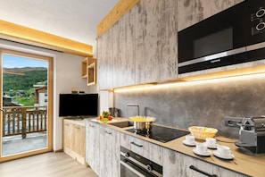 Appartement Familial, 2 chambres, 2 salles de bains (Livia) | Cuisine privée | Réfrigérateur, micro-ondes, four, plaque de cuisson