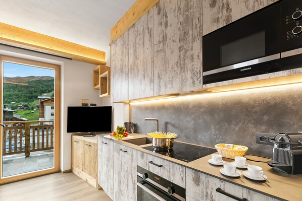 Refrigerador, microondas, horno, placa de cocina