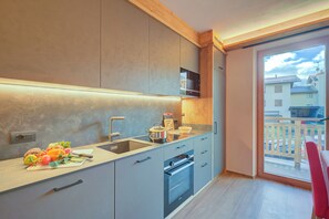 Family Apartment, 2 Bedrooms, 2 Bathrooms (New Ginepro Ski 10 m) | Private kitchen | Fridge, microwave, oven, stovetop