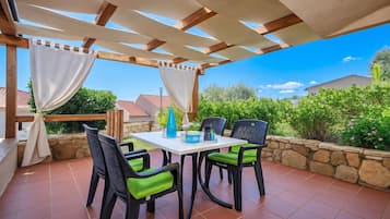 Family Apartment, 1 Bedroom, Microwave (Sandy Bear Guesthouse) | Outdoor dining