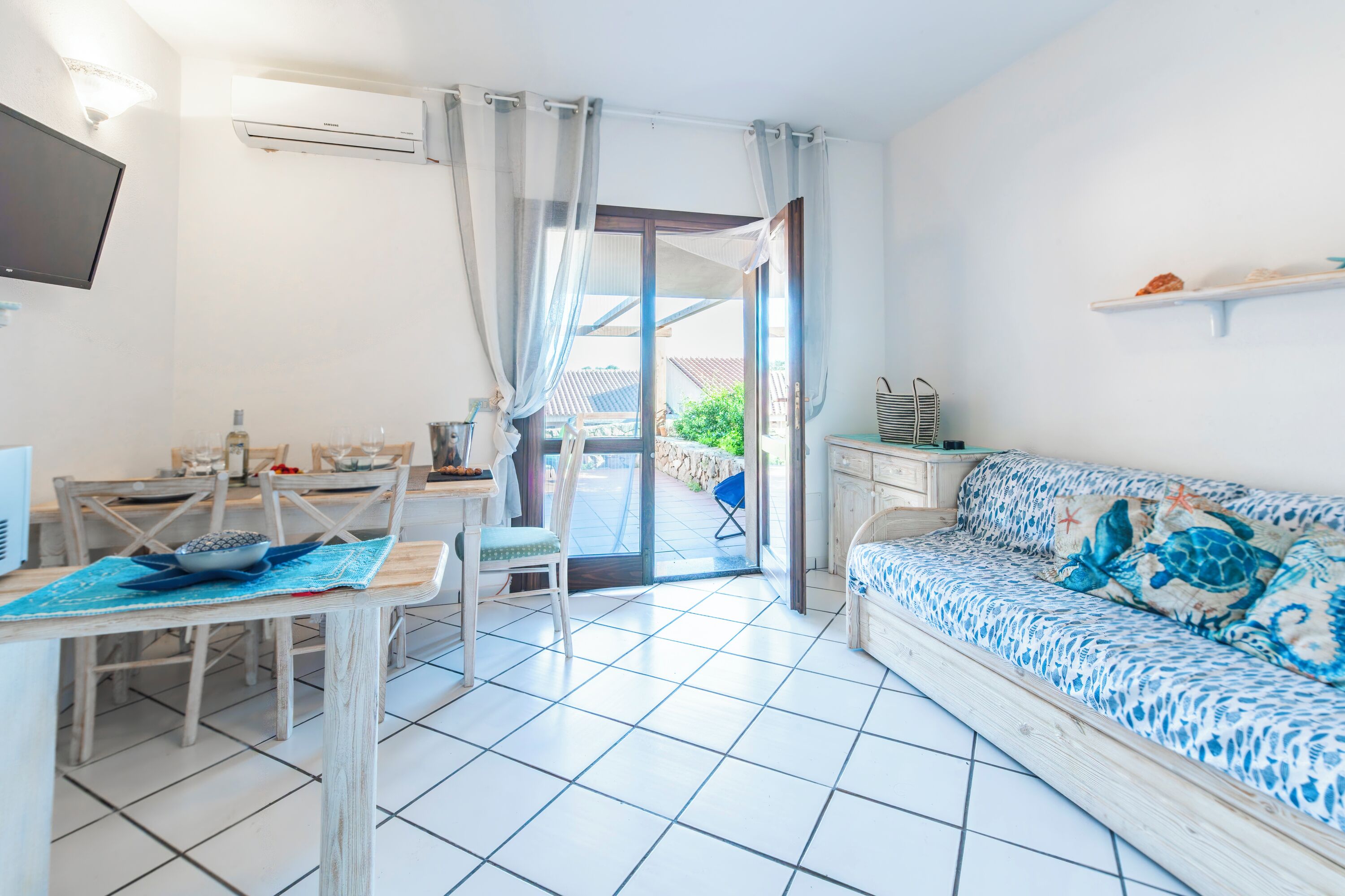 Una televisión de pantalla plana