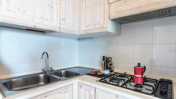 Refrigerador, microondas, parrilla de estufa y cafetera y tetera