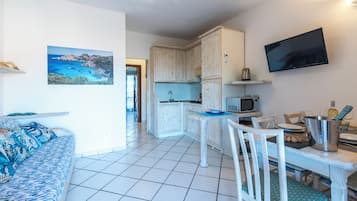 Appartamento familiare, camere multiple (Sandy Bear Guesthouse) | Area soggiorno | TV a schermo piatto