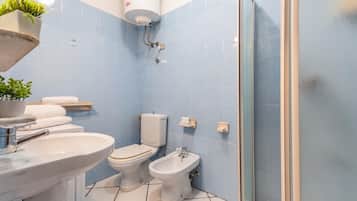Ducha, secador de pelo, bidet, toallas