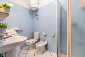 Family Apartment, Multiple Bedrooms (Sandy Bear Guesthouse) | Bathroom | Shower, hair dryer, bidet, towels - Sandy Bear Guesthouse (Palau)