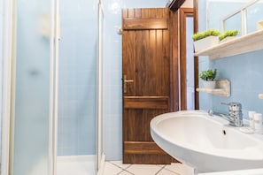 Shower, hair dryer, bidet, towels - Sandy Bear Guesthouse (Palau)