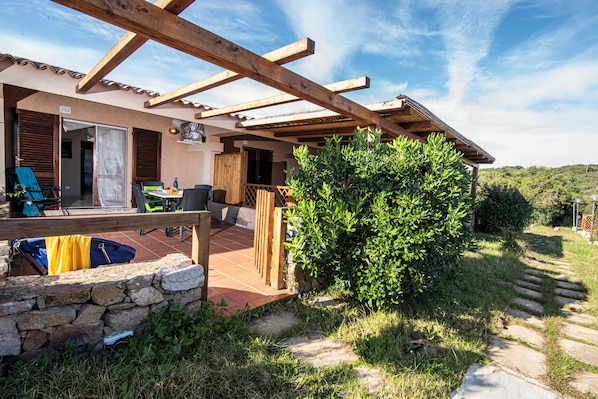 Outdoor dining - Sandy Bear Guesthouse (Palau)