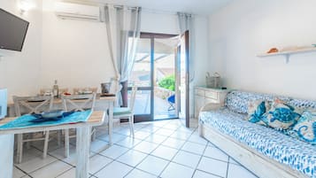 Apartemen Keluarga, beberapa kamar (Sandy Bear Guesthouse) | Area keluarga | TV layar datar