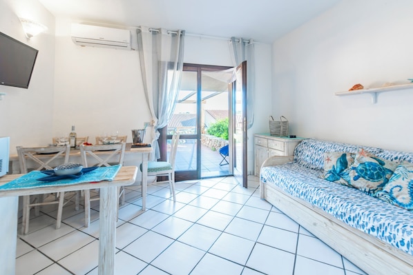 Perhehuoneisto, 1 makuuhuone, mikroaaltouuni (Sandy Bear Guesthouse) | Oleskelualue | Taulutelevisio