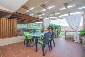 Family Apartment, Multiple Bedrooms (Sandy Bear Guesthouse) | Outdoor dining