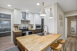 Kühlschrank, Mikrowelle, Ofen, Geschirrspüler