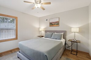 4 quartos, escrivaninha, ferros/tábuas de passar roupa