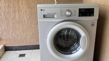 淋浴設備、免費梳洗用品、拖鞋、番梘
