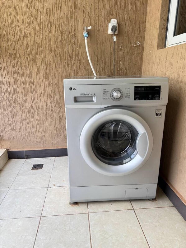 シャワー、バスアメニティ (無料)、スリッパ、石鹸