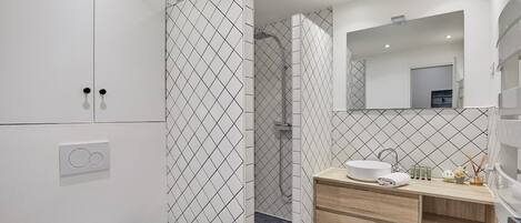 Ein modernes Badezimmer mit Dusche, Toilette und Waschtisch.