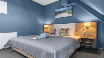 1 Schlafzimmer, Schreibtisch, Bügeleisen/Bügelbrett, Reisekinderbett
