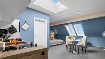 Schreibtisch, Bügeleisen/Bügelbrett, Reisekinderbett, kostenloses WLAN