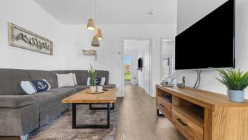 Fernseher, Kamin, Tischtennisplatte
