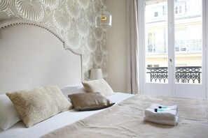 Apartment | Laptop workspace, iron/ironing board, bed sheets - Sublime Apartment Haussmann Opera (Paris)