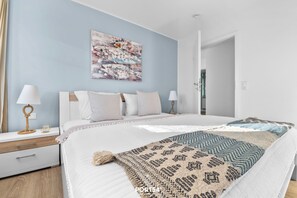 3 dormitorios, tabla de planchar con plancha, cuna de viaje