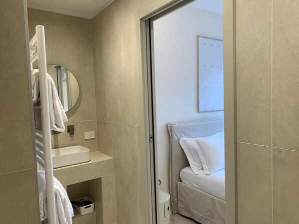 Haartrockner, Bidet, Handtücher, Seife