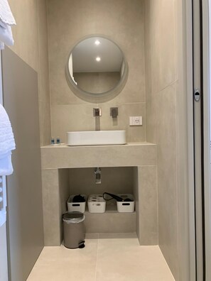 Haartrockner, Bidet, Handtücher, Seife