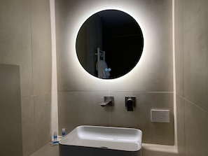 Een haardroger, een bidet, handdoeken, zeep