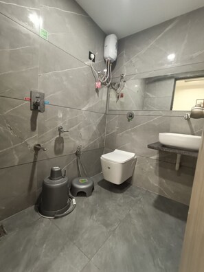 Douche, douche à « effet pluie », serviettes fournies, savon