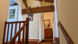 A wooden staircase with a handrail leading to a landing. - Cottage Le Breuil in Périgord - Charm and Comfort (Salles-Lavalette)