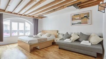 Apartamento | Tabla de planchar con plancha y ropa de cama